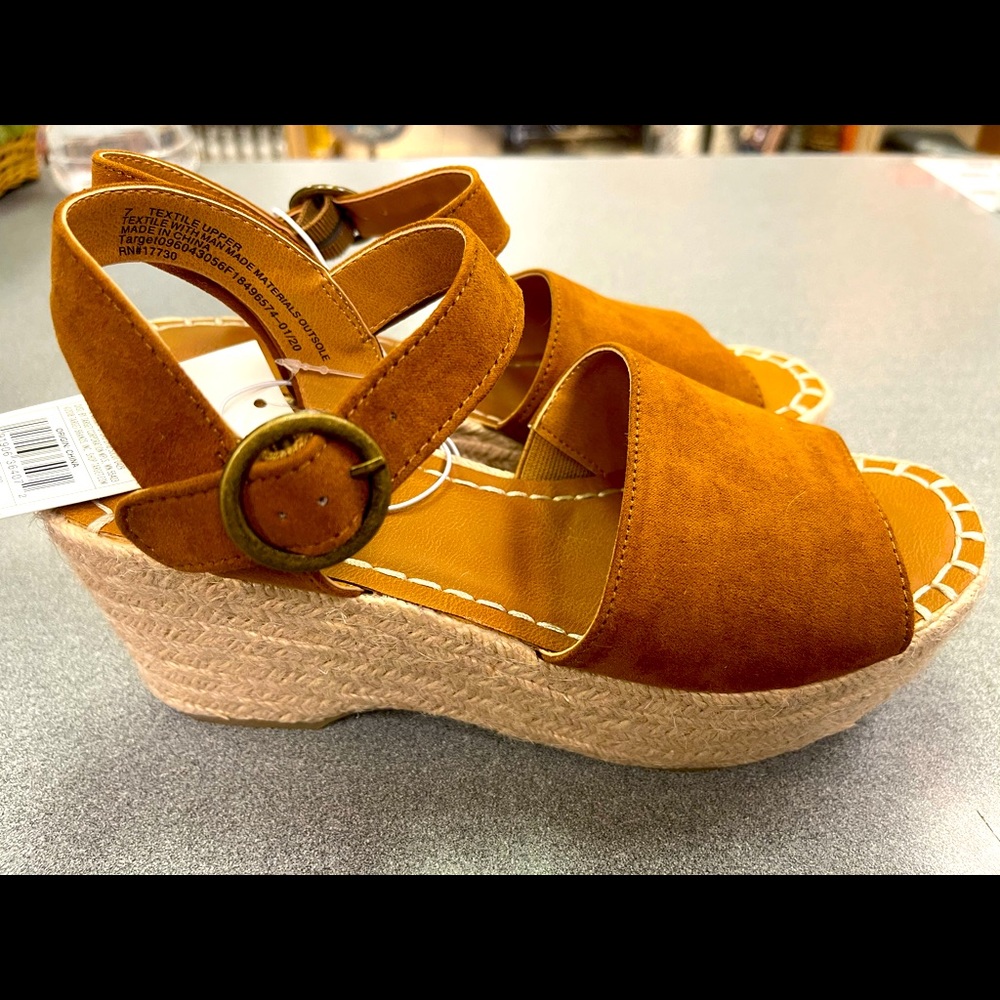 - Universal Thread women’s size 8 sandals